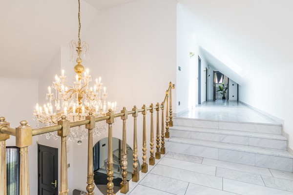 Foto - Te koop: Op een schitterende en rustige locatie in de geliefde villawijk "Moltbos" staat deze stijlvolle, vrijstaande villa met een uitzonderlijk royaal woonoppervlak.